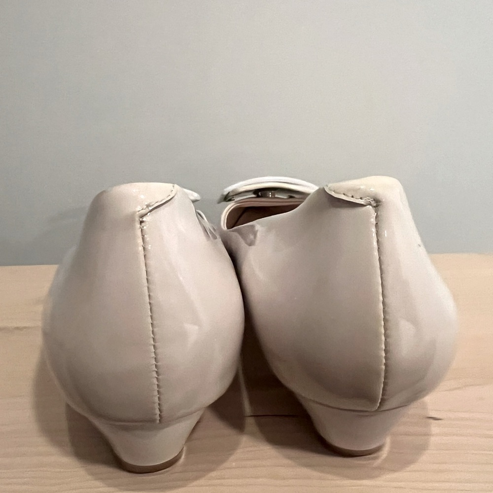 Roger Vivier Cream Flats - Picture 4 of 7